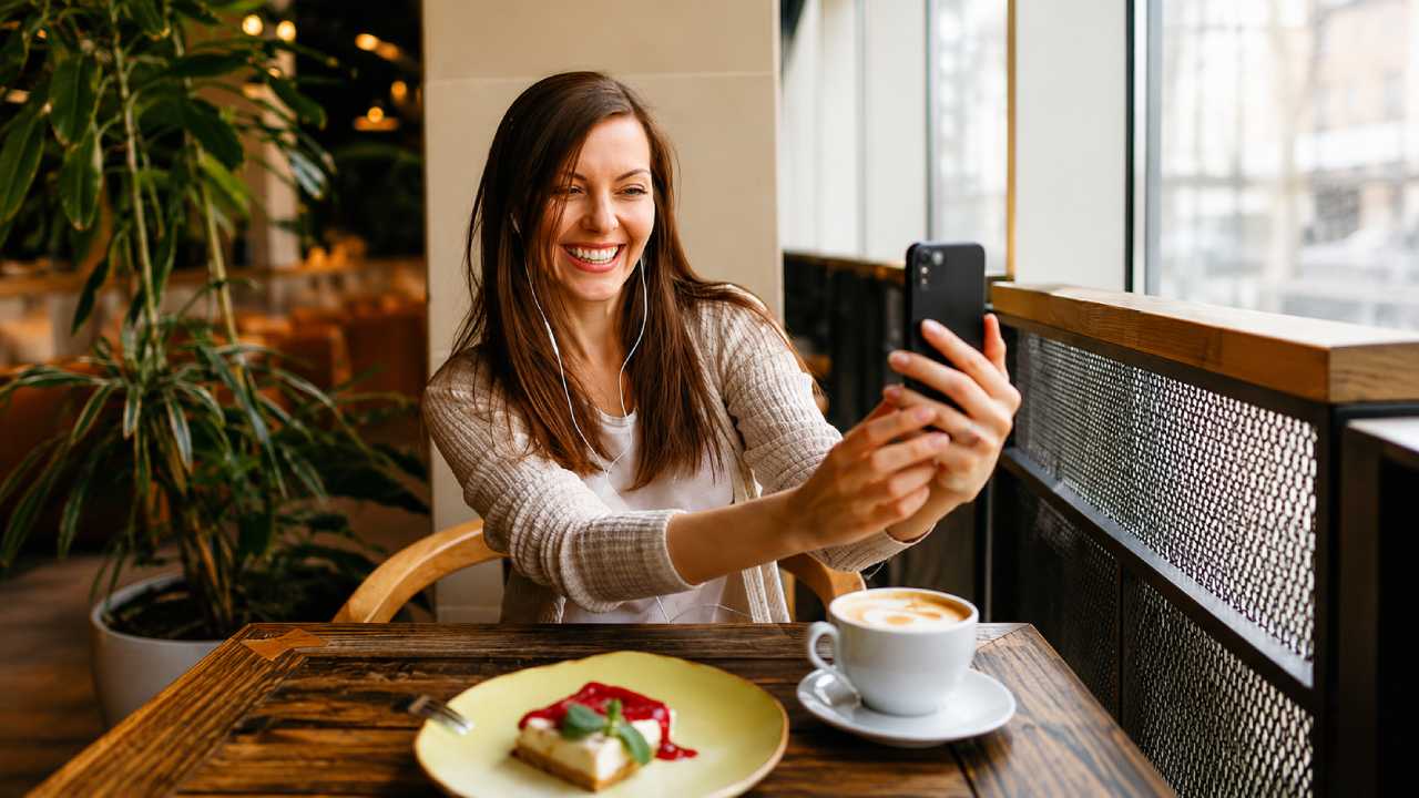 Why Is Eating Alone in a Restaurant Now a Symbol of Independence?